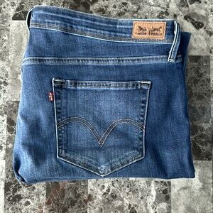 Women’s Levi’s Perfectly Shaping 512 Straight Leg Jeans. 24W